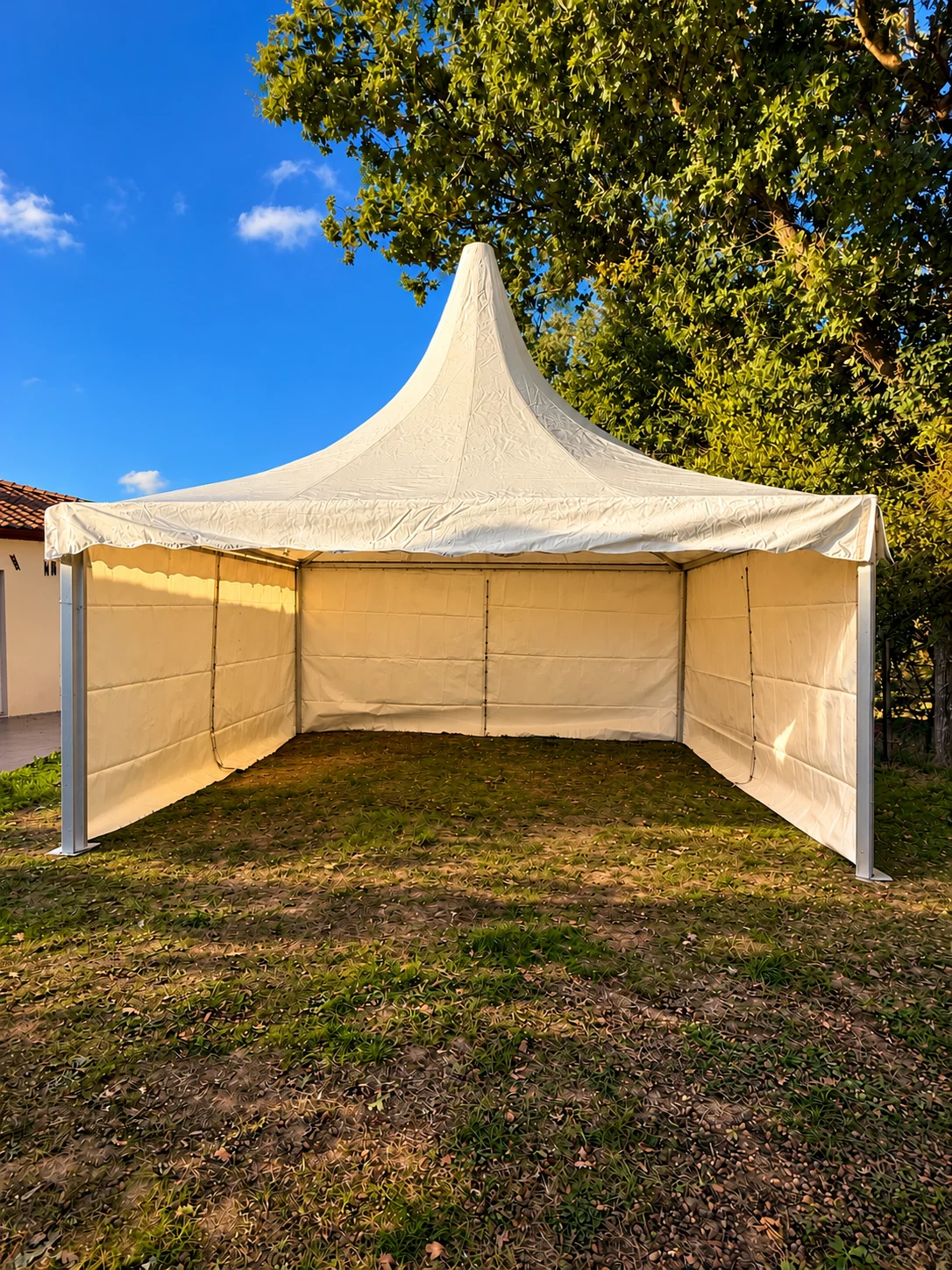 Tente pagode seul — installation Royale Réception